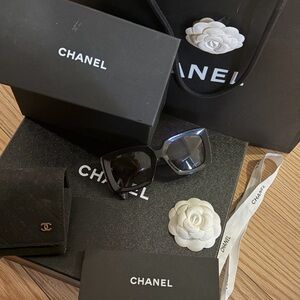 CHANEL Elegant Black Sunglasses